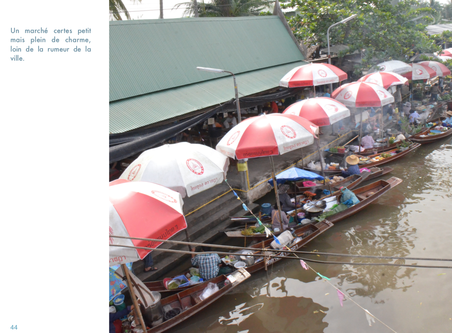Marché flottant en Thaïlande, parasols rouges et blancs le long du canal